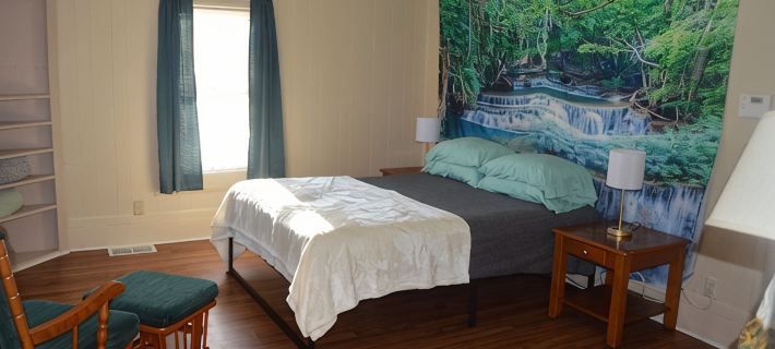 Sanctuary Woodland Guest House, located next to the conservation area! Hotels in McHenry County