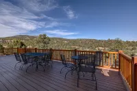 “Luxury Cabin Minutes from Zion East Entrance Views & Hot Tub” - شرفة