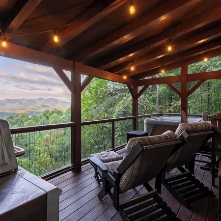 Cozy 2-bedroom cabin in beautiful Blairsville with AC, WiFi