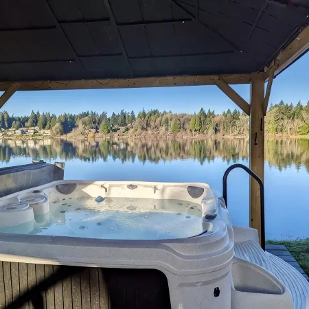 Lakehouse With Hot Tub, Covered Patio, Outdoor Fire-pit and BBQ