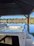 Lakehouse With Hot Tub, Covered Patio, Outdoor Fire-pit and BBQ - Boutique