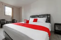 RedDoorz Plus near RS Royal Prima Medan - Homestays