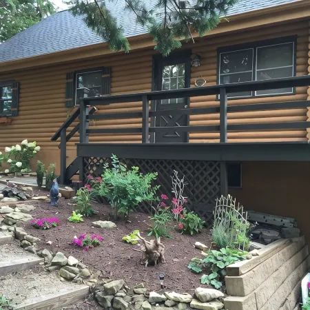 Unique Rustic, upscale, 3 br/2 ba Cabin w/Fireplace, Firepit, Pool Table & Wifi