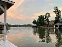LakeHouse w/ Great Views--Private Boat House/Dock & Fire Pit /Fenced  Back Yard - 4つ星