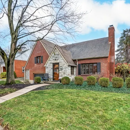 Gorgeous retreat in Dayton OH with private fenced yard. โรงแรมในเดย์ตัน