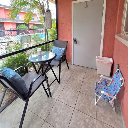 A Tropical Paradise, 2-bedroom townhouse with AC, WiFi, & pool in Ft. Myers