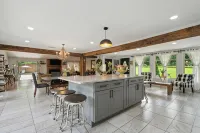 》Breathtaking Lakefront Luxury •Game Room+ Waterfront Fire Pit 4Br Sleeps 10《 - สระว่ายน้ำส่วนตัว