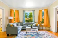 Historic Bungalow: For Groups & Families Sleeps 11 - 방갈로
