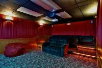 Private Lake Resort: Large Yard, Sandy Beach, Pontoon, Fire Pit, Home Theater - Chalets