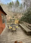 Cozy creek side cabin.  Pet Friendly.   Single Story, with ramp at entry - Chalets