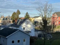 Quite and Peaceful Modern Home Away From Home in the Mountain State!!!! - ห้องครัว