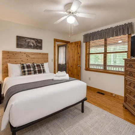 Mountain Views • Sauna • Game Room • Sleeps 8