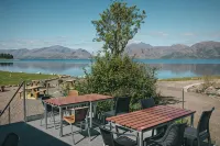 Holly Tree Hotel, Swimming Pool & Hot Tub - parking