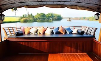 India Vacationz Houseboat