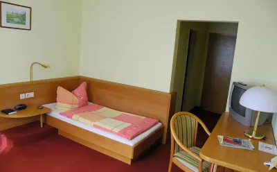 Hotel Zwei Linden Hotels near Schloß Hermsdorf