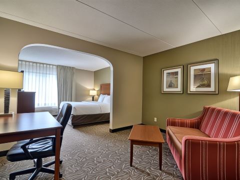 Clarion Inn & Suites - University Area