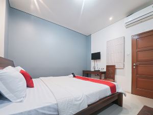 RedDoorz Plus Near Green Pramuka Square Mall