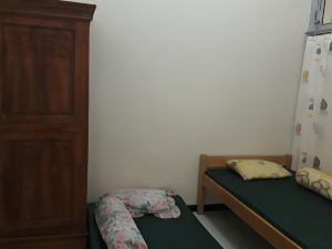 Budget Room in Solo Baru (Kamar Khusus Wanita)