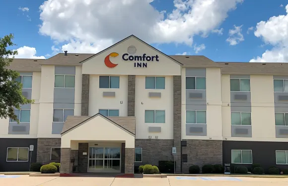 威奇託福爾斯舒適酒店-近大學