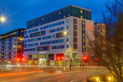 普利茅斯萊昂納多酒店 酒店