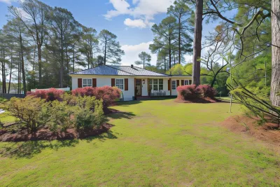 Urban Farmhouse with A Modernism Twist! 4 Bedroom Home by RedAwning Hotels near Lazarus of Moultrie