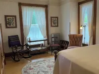 午夜小屋床和早餐旅館 White Rabbit Books and Curiosities附近的飯店