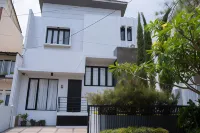 Brownies House - Big Group Hotels in Cidadap