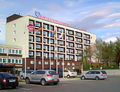 69 Parallel - 1 Housing Hotels near monument to fishermen