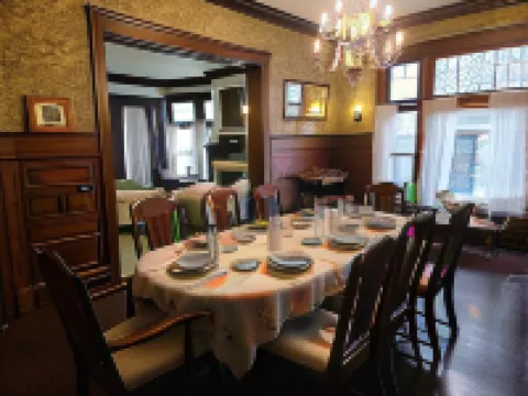 The Kings Throne Inn and Guest House