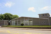 Days Inn by Wyndham West Yarmouth/Hyannis Cape Cod Area - parking