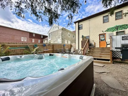 Wowza! Hot Tub, Theater Room + Stock Tank Pool 15 Minutes To Hershey Attractions