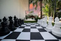 Resort Retreat: Heated Pool, BBQ & Sports Court