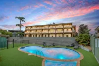 Sapphire Waters Motor Inn - Pools