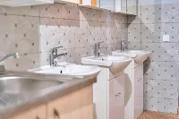 Tokyo Vibes - Hostel with More Privacy, Self Check-IN