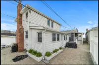 Beautiful condo steps away from the beach in Manasquan 피셔맨스 코브 보호관리지구 주변 호텔