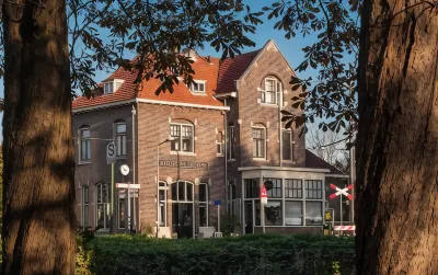 Hotel Station Amstelveen Hotel dekat Clara Maria Cheese & Clog Farm