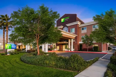 Holiday Inn Express & Suites Sacramento NE Cal Expo Отели в г. Мак-Клеллан Парк