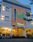 Emerald Hotel Hôtels à proximité de l'Aéroport Sultan Babullah