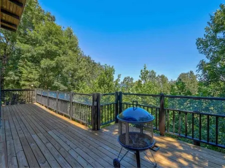 Carson's Run on Cedar Mountain--Cozy retreat with spectacular mountain views.