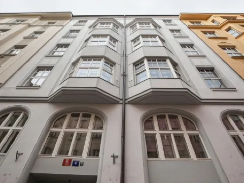 金色布拉格客房酒店