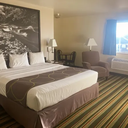 Super 8 by Wyndham Windsor