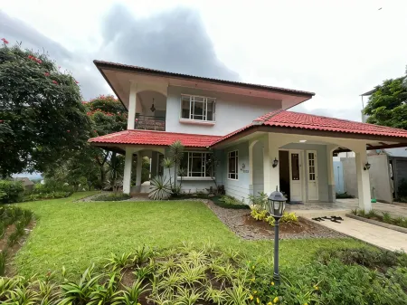 Villa Dago Bandung 4Br with Private Pool (Amethyst P-08) Отели рядом с достопримечательностью «Camping Ground Tebing Keraton»