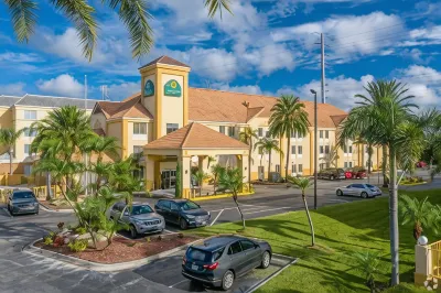 La Quinta Inn & Suites by Wyndham Orlando Universal Area Отели рядом с достопримечательностью «Exotic Car Gallery»