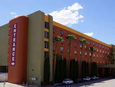 Railroad Pass Hotel and Casino Ramada by Wyndham Отели рядом с достопримечательностью «Аризона Хот Спрингс»