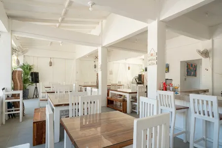 Costas De Liwa Bar & Beach Resort