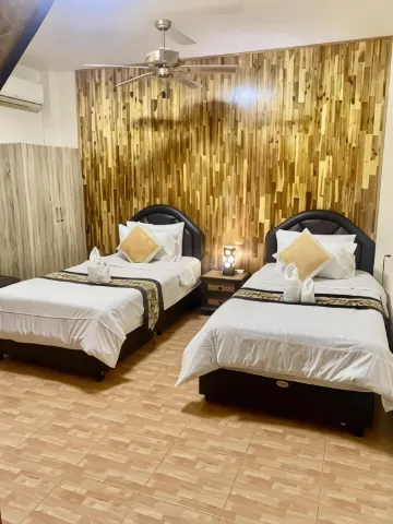 ห้องเตียงแฝดพร้อมห้องน้ำส่วนตัวซึ่งตั้งอยู่ด้านนอก