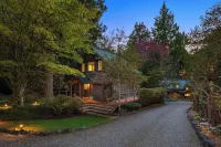 Charming Bainbridge Island Cottage with Comforts Hotel a Bainbridge