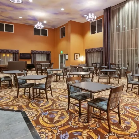 Holiday Inn Express & Suites SACRAMENTO NE CAL EXPO by IHG Отели рядом с достопримечательностью «Арден Фейр Молл»