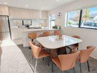 Modern & New • 3 Beds • 6 Guests Hotels in Upper Hutt City