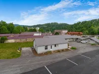 Gatlinburg Mountain Inn Hotels near Ripley's Aquarium of the Smokies